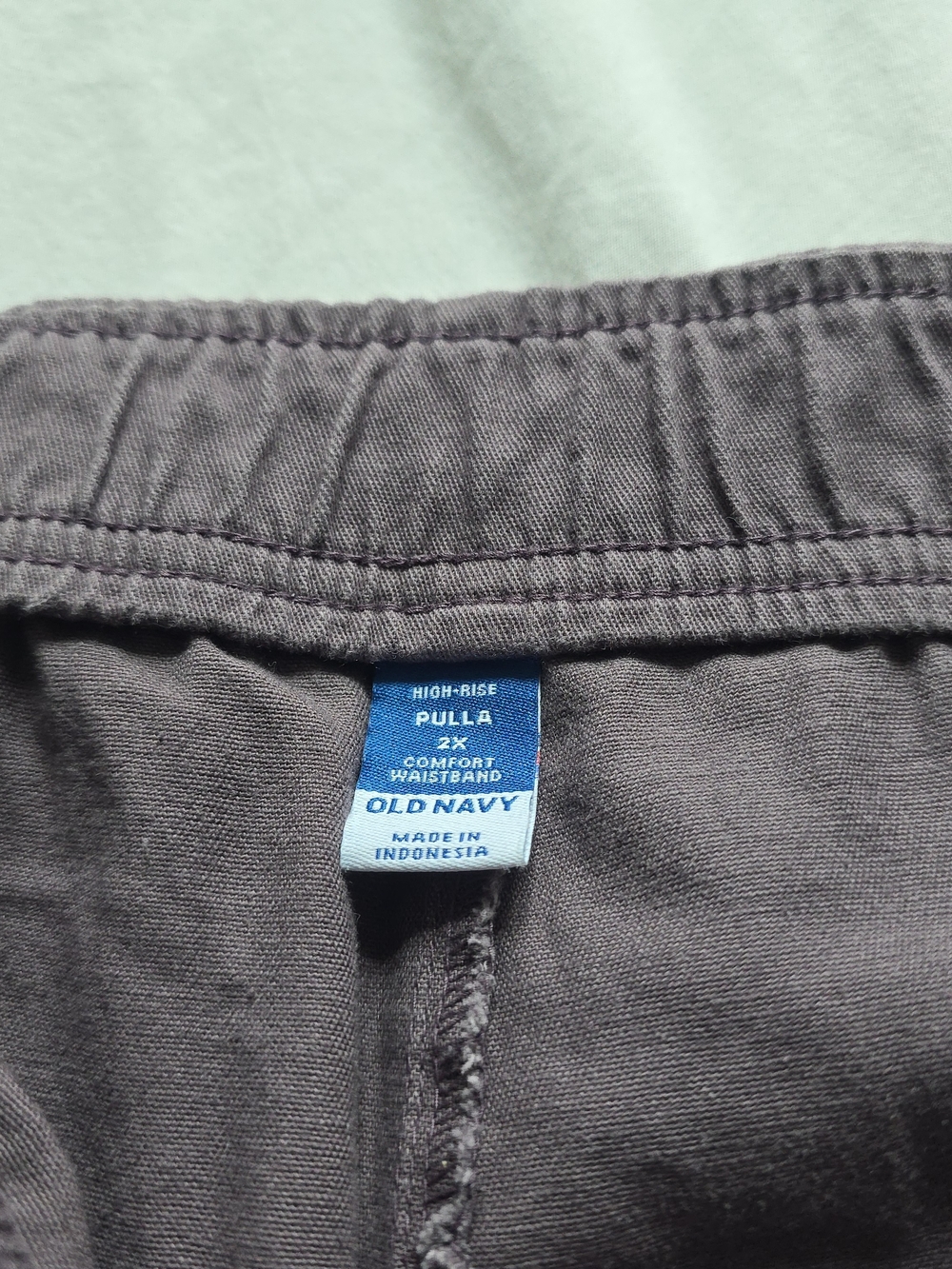 Old Navy Women's Cargo Pants in Dusty Mauve - Picture 2 of 2